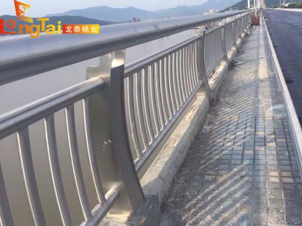 橋梁不銹鋼護(hù)欄